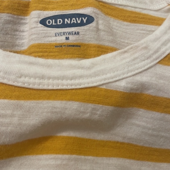 Women’s Old Navy t-shirt - Picture 2 of 3